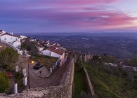 Схід сонця над Мардао відомого середньовічного гірського селища і притягнення туриста в Алентежу. Європа, Південна Європа, Португалія, Алентежу — стокове фото