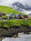 Village Elduvik situado en el fiordo Funningsfjordur, Europa, norte de Europa, Dinamarca, Islas Feroe - foto de stock