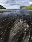 Spiaggia di Tjornuvik. Sullo sfondo l'isola Eysturoy con le iconiche pile marine Risin e Kellingin, Nord Atlantico, Europa, Nord Europa, Danimarca, Isole Faroe — Foto stock