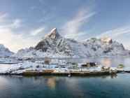 Pueblo Reine y pueblo Skrisoya en la isla Moskenesoya. Las islas Lofoten en el norte de Noruega durante el invierno. Europa, Escandinavia, Noruega, febrero - foto de stock