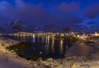 Village Reine en la isla Moskenesoya. Las islas Lofoten en el norte de Noruega durante el invierno. Europa, Escandinavia, Noruega, febrero - foto de stock