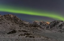Aurora boreale sul lago ghiacciato Vikvatnet vicino Leknes, isola Vestvagoy. Le isole Lofoten nel nord della Norvegia durante l'inverno. Europa, Scandinavia, Norvegia, febbraio — Foto stock