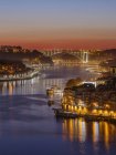Sunset over Rio Douro. Left  Vila Nova de Gaia, right the old town. City Porto (Oporto) at Rio Douro in the north of Portugal. The old town is listed as UNESCO world heritage. Europe, southern Europe, Portugal, April — Stock Photo