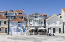 Casas coloridas da Costa Nova, uma estância balnear e subúrbio de Aveiro. Aveiro em Portugal na costa do Atlântico. Por causa dos muitos canais Aveiro é chamado o venice de Portugal
. — Fotografia de Stock