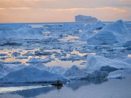 Човен на Ilulissat фіорду також званий kangia або Ilulissat Кангеруа в затоці Disko. Фіорду занесена до списку Всесвітньої спадщини ЮНЕСКО. Америка, Північна Америка, Гренландія, Данія — стокове фото