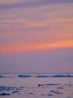 Ilulissat Icefjord también llamado kangia o Ilulissat Kangerlua, puesta de sol sobre la bahía de Disko. El fiordo de hielo está catalogado como patrimonio mundial de la UNESCO. América, América del Norte, Groenlandia, Dinamarca - foto de stock
