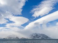 Royal Bay com nuvens dramáticas típicas, Geórgia do Sul. Antártica, Subantártica, Geórgia do Sul, outubro — Fotografia de Stock