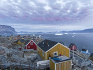 Petite ville d'Uummannaq au nord-ouest du Groenland. Amérique, Amérique du Nord, Groenland, Danemark — Photo de stock