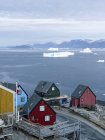 Piccola città Uummannaq nel nord della Groenlandia occidentale. Sullo sfondo la penisola glaciata di Nuussuaq (Nugssuaq). America, Nord America, Groenlandia, Danimarca — Foto stock