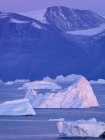 Icebergs in the Uummannaq fjord system in the north of west greenland. América, América del Norte, Groenlandia, Dinamarca - foto de stock