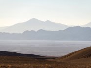 Закат над Салар-де-Аризаро, одной из самых больших соленых плоскостей в мире. Altiplano около деревни Tolar Grande в Аргентине недалеко от границы с Чили. Южная Америка, Аргентина — стоковое фото