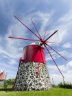 Traditionelle Windmühle in conceicao bei horta. faial island, eine Insel in den Azoren (ilhas dos acores) im Atlantik. die Azoren sind eine autonome Region von Portugal. — Stockfoto