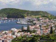 Horta, a principal cidade do Faial. Ilha do Faial, uma ilha dos Açores (Ilhas dos Acores) no oceano Atlântico. Os Açores são uma região autónoma de Portugal . — Fotografia de Stock