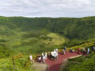 Die caldera faial bei cabeco gordo. Besucher an einem Aussichtspunkt. faial island, eine Insel in den Azoren (ilhas dos acores) im Atlantik. die Azoren sind eine autonome Region von Portugal. — Stockfoto