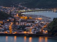 Horta, la ciudad principal de Faial. Isla Faial, una isla en las Azores (Ilhas dos Acores) en el océano Atlántico. Las Azores son una región autónoma de Portugal . - foto de stock