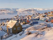 Місто Uummannaq взимку в Північній Гренландії. Тлом є Нуссуак (Нугссуак) півострів. Америка, Північна Америка, Данія, Гренландія — стокове фото