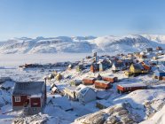 Місто Uummannaq взимку в Північній Гренландії. Тлом є Нуссуак (Нугссуак) півострів. Америка, Північна Америка, Данія, Гренландія — стокове фото