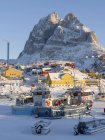 Ville d'Uummannaq durant l'hiver dans le nord du Groenland. Navires dans le port gelé. Amérique, Amérique du Nord, Danemark, Groenland — Photo de stock