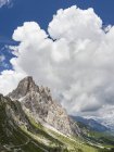 Nubes de tormenta sobre las cumbres de Croda da Lago en los Dolomitas del Véneto cerca de Cortina d 'Ampezzo. Parte del patrimonio mundial de la UNESCO. Europa, Europa Central, Italia - foto de stock