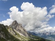 Nubi temporalesche sulle cime della Croda da Lago nelle Dolomiti del Veneto vicino a Cortina d'Ampezzo. Fa parte del patrimonio mondiale dell'UNESCO. Europa, Europa centrale, Italia — Foto stock