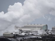Zona geotérmica Gunnuhver y central eléctrica Sudurnes en la península de Reykjanes durante el invierno. Norte de Europa, Escandinavia, Islandia, febrero - foto de stock