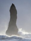 A costa do atlântico norte perto de Vik y Myrdal durante o inverno.O mar empilha Reynisdrangar. Europa, Norte da Europa, Escandinávia, Islândia, Fevereiro — Fotografia de Stock