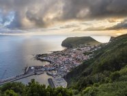 Velas, la ville principale de l'île. Île de Sao Jorge, une île des Açores (Ilhas dos Acores) dans l'océan Atlantique. Les Açores sont une région autonome du Portugal. Europe, Portugal, Açores — Photo de stock