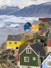 La ciudad Uummannaq en el norte de Groenlandia Occidental, situada en una isla en el sistema de fiordos de Uummannaq, en el fondo la península de Nuussuaq (Nugssuaq). América, América del Norte, Groenlandia - foto de stock