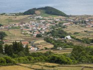 Landschaft und Dörfer im Südwesten der Insel. Insel ilhas terceira, Teil der Azoren (ilhas dos acores) im Atlantik, einer autonomen Region Portugals. europa, azoren, portugal. — Stockfoto