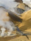 Paisagem na área geotérmica Hveradalir nas montanhas Kerlingarfjoell nas terras altas da Islândia. Europa, Norte da Europa, Islândia, Agosto — Fotografia de Stock