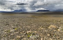 Paisaje en las tierras altas de Islandia entre Hofsjoekull y Langjoekull (fondo). Europa, norte de Europa, Islandia, agosto - foto de stock