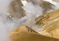 Hikers in the geothermal area Hveradalir in the mountains Kerlingarfjoell in the highlands of Iceland. Europe, Northern Europe, Iceland, August — Stock Photo