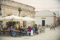 Les gens boivent un apéritif à Marzamemi Sicile, Italie, Europe — Photo de stock