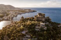 Vista aérea, Castillo aragonés, Ischia Porto, Isla de Ischia, Campania, Italia, Europa - foto de stock