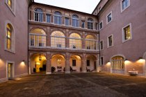 Patio, Palacio de Buonaccorsi, Macerata, Marcas, Italia, Europa - foto de stock