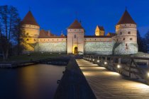 Vista nocturna del castillo de la isla de Trakai, lago Galve, Trakai, Lituania, Europa - foto de stock