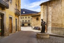 Statua donna con abito tradizionale, Scanno, L Aquila, Abruzzo, Italia, Europa — Foto stock