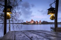 Castillo de la isla de Trakai, Lago Galve, Trakai, Lituania, Europa - foto de stock