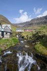 Vila de Kunoy na ilha de Kunoy. Nordoyggjar (Ilhas do Norte) nas Ilhas Faroé, Dinamarca, Escandinávia, Europa — Fotografia de Stock