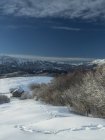Paisagem de inverno em Lessinia em alm Cornafessa com fundo fo Monte Baldo, Monti Lessini, Vallagarina, Trentino, Itália Europa — Fotografia de Stock