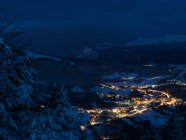 Paisaje invernal desde Finonchio con vista al pueblo de Folgaria, meseta de Altipiano di Folgaria, Trentino, Italia, Europa - foto de stock