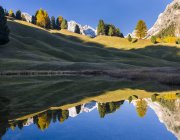 Cordillera Geisler - Odle in the Dolomites of the Groeden Valley - Val Gardena in South Tyrol - Alto Adige. Los Dolomitas son declarados Patrimonio de la Humanidad por la UNESCO. europa, europa central, italia, octubre - foto de stock