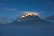 Гірський ланцюг веттерштайн з Mt. Zugspitze від Ервальд, Австрія. Ніч потрапляє через гірський ланцюг. Zugspitze, найвища гора в Німеччині, знаходиться у фоновому режимі в лівій. Ліва канатна дорога від Ервальд до Zugspitze видно зліва. На — стокове фото