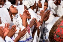Групи танцюристів і музіканців святкують Тімкат церимонію етиопської ортодоксальної церкви, процесія Тімката входить в спортивний майданчик в Аддис-Абебі, де відбувається триденна церемонія, Тімкат також є святом. — стокове фото