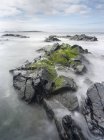 Прибрежный пейзаж Западного Воо Самбурга, Шетландский материк. Европа, Великобритания, Шотландия, Северные острова, Шетленд, май — стоковое фото