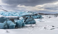 Svinafellsjoekull ghiacciaio in Vatnajoekull NP durante l'inverno, vista sul lago ghiacciato ghiacciato e sul fronte glaciale che si scioglie. Europa, Europa settentrionale, scandinavia, Islanda, febbraio — Foto stock