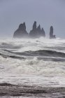 Северное атлантическое побережье близ Вик-и-Мирдала во время зимней бури с сильными штормами. Морские стопки Рейнисдрангара. Искра, северные районы, ледяной дождь, февраль — стоковое фото