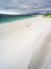 Isle of Berneray (Bearnaraidh), a small island located in the sound of Harris at the northern tip of North Uist. West Beach with the mountains of Harris in the background. Europe, Scotland, June — Stock Photo