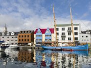 Penisola Tinganes con centro storico, distretto governativo e il porto occidentale. Torshavn (Thorshavn) la capitale delle Isole Faroe sull'isola di Streymoy nell'Atlantico settentrionale, Danimarca, Europa settentrionale — Foto stock