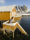 Rorbu, capanne da pesca tradizionali, ora utilizzate come hotel, nel villaggio Skrisoya sull'isola di Moskenesoya. Le isole Lofoten nel nord della Norvegia durante l'inverno. Europa, Scandinavia, Norvegia, febbraio — Foto stock